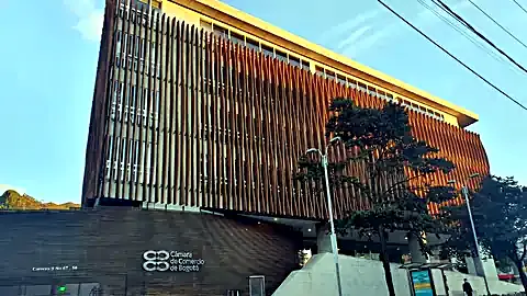 Fachada de la Cámara de Comercio de Bogotá, sede Chapinero, con cortasoles