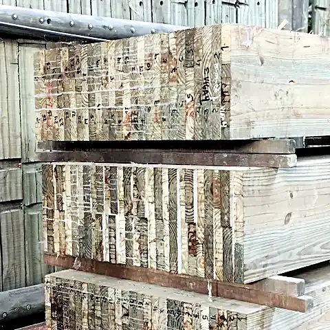 Vigas laminadas con sus láminas a la vista, listas para clasificar y ordenar